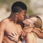 En fotos: de los románticos besos de Ester Expósito y Kylian Mbappé en Ibiza al look relajado de Natalie Portman embarazada