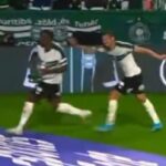 Cayó al túnel de los vestuarios durante el festejo de gol, se lo anularon y salió lesionado
