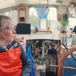 Nikki, la mujer de 77 años que lleva cuatro décadas viviendo sola en un velero: “Soy la capitana, la mecánica, la electricista; soy el todo”