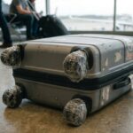 Los expertos en viaje coinciden en ponerles cinta adhesiva a las ruedas de la valija: para qué sirve y por qué lo recomiendan