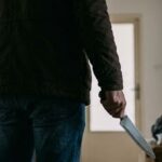 Entró con un cuchillo, robó un arma policial y disparó para escapar: recibió 3 años y medio de prisión